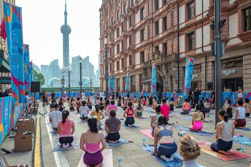 Oameni practicând yoga pe străzile Beijingului foto: Imago Images