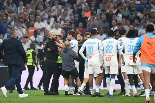 La finalul partidei câștigate de OM cu 1-0 împotriva PSG, sărbătoarea gazdelor a fost umbrită de un incident violent: fundașul parizienilor Lucas Beraldo (21 de ani) a fost lovit de un agent de securitate.