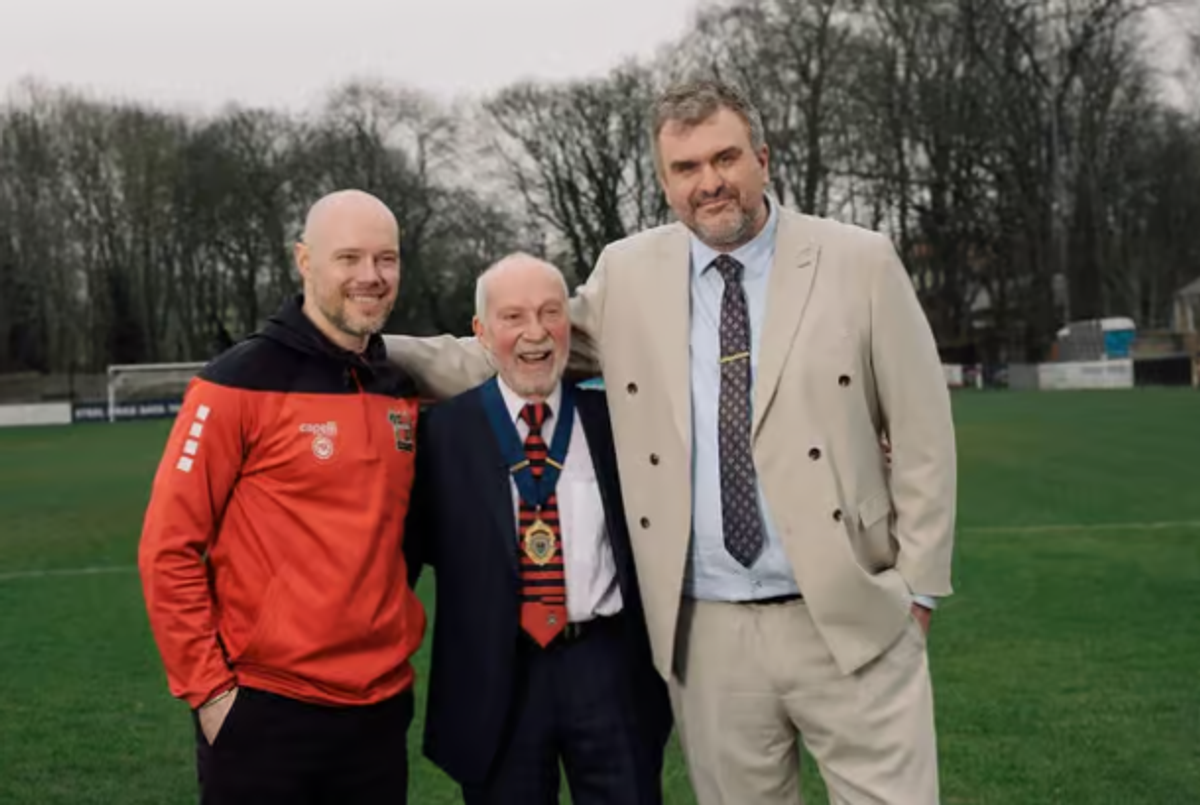 Celebrul rocker  Jon McClure a preluat clubul Sheffield FC, cel mai vechi din lume