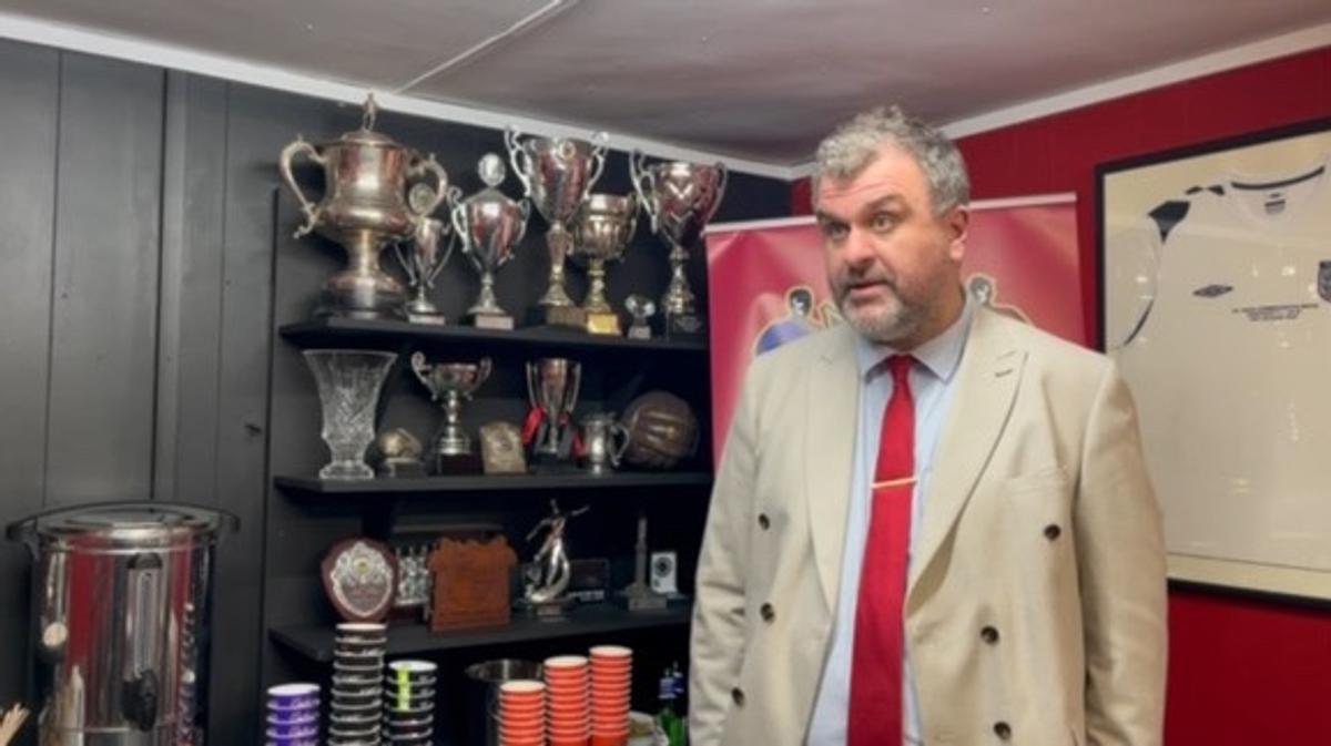 Celebrul rocker  Jon McClure a preluat clubul Sheffield FC, cel mai vechi din lume
