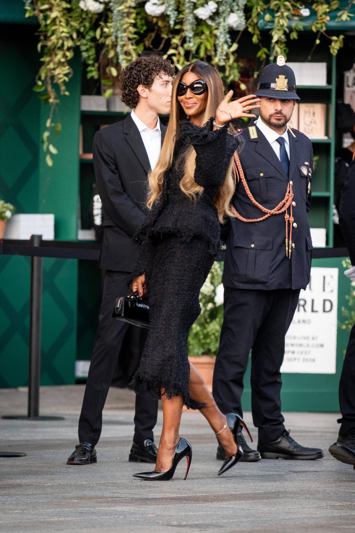 Apariție-surprinzătoare: a venit și a defilat pe podium alături de Naomi Campbell și Gigi Hadid, sub privirile campionilor lui Chivu