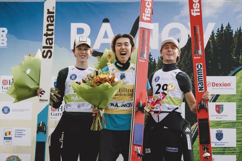 Podiumul întrecerii masculine a FIS Ski Jumping Summer Grand Prix de la Râșnov, cu japonezul Naoki Nakamura (centru) câștigător