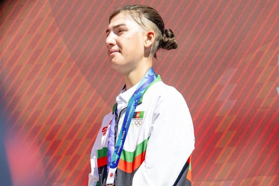Fariba Hashimi, medaliată cu argint la Jocurile Asiatice/Foto: Instagram (Fariba Hashimi) Istorie pentru Afganistan! O ciclistă, care s-a deghizat în femeie pentru a practica sportul, a cucerit argintul la Jocurile Asiatice