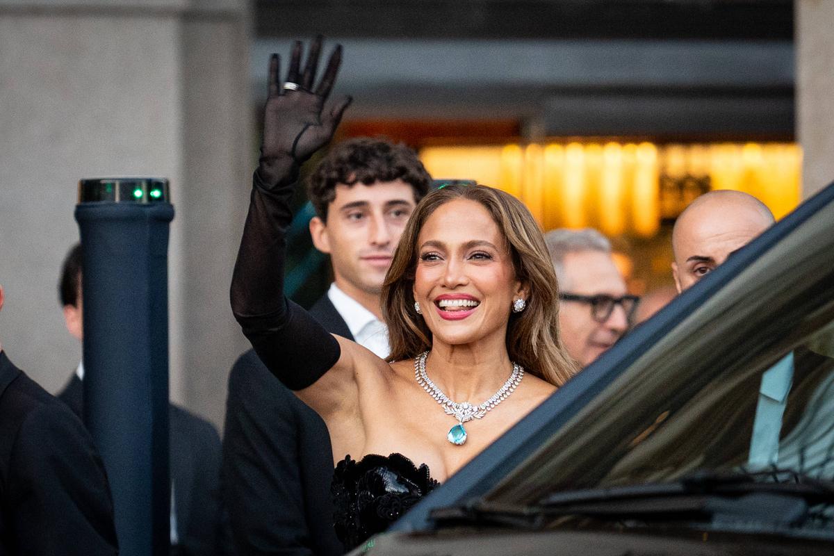 Apariție-surprinzătoare: a venit și a defilat pe podium alături de Naomi Campbell și Gigi Hadid, sub privirile campionilor lui Chivu