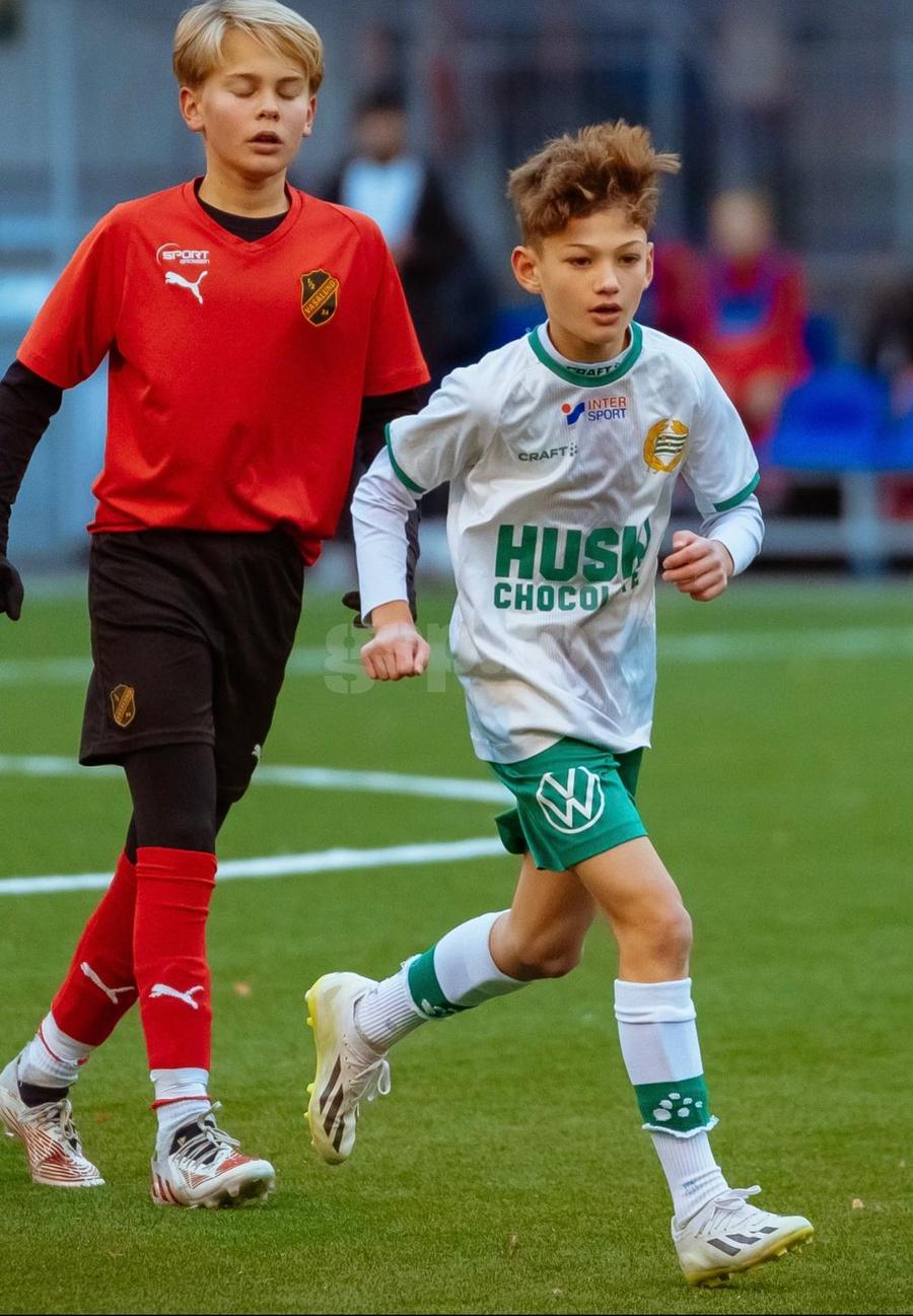 Mikael Coman joacă pentru Academia lui Hammarby Poveștile puștilor români care învață fotbal în academiile suedeze: „Altă planetă” + Unul e decar la clubul la care Ibrahimovici e acționar. Nordicii vor să-l „fure” pe „Rodri de România”