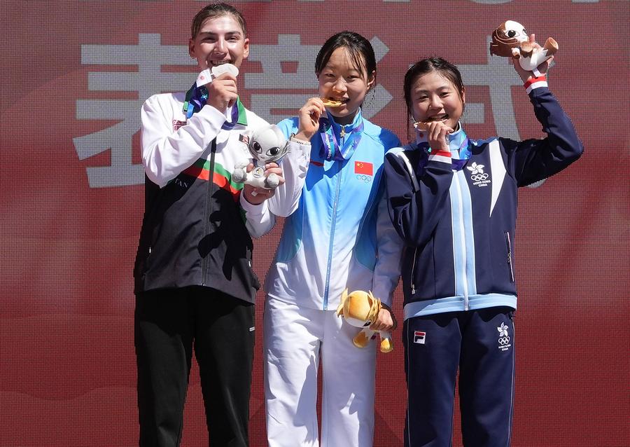 Fariba Hashimi (stânga), pe podium/Foto: Imago Images Istorie pentru Afganistan! O ciclistă, care s-a deghizat în femeie pentru a practica sportul, a cucerit argintul la Jocurile Asiatice
