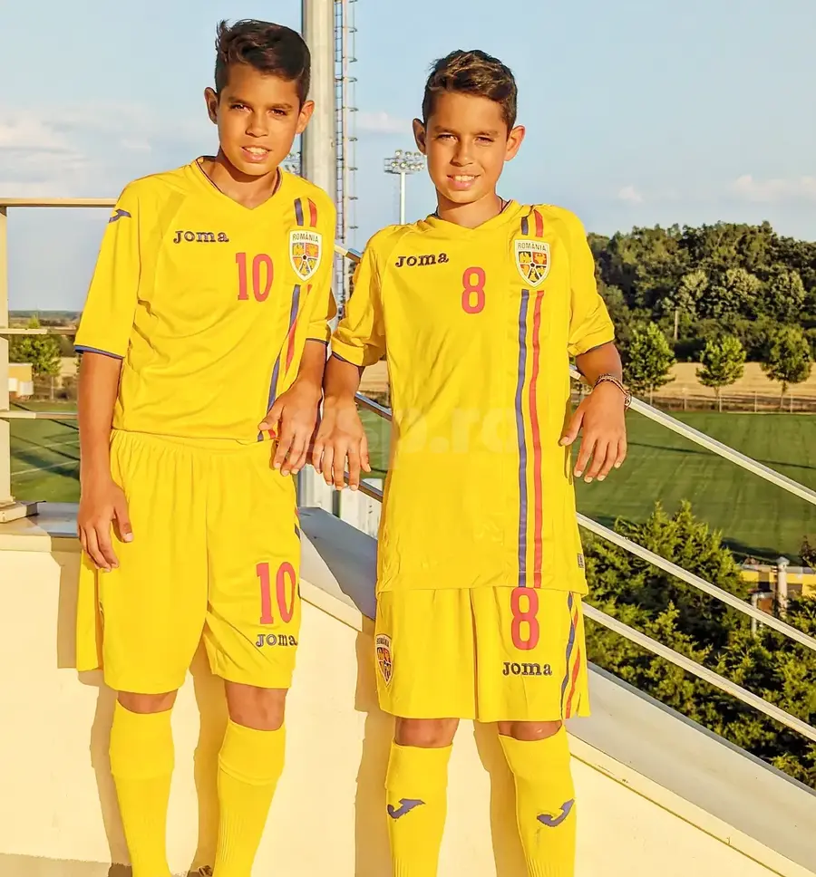 David (nr. 10) și Isak Bozian au participat în urmă cu trei ani la o selecție pentru naționala U15 a României Poveștile puștilor români care învață fotbal în academiile suedeze: „Altă planetă” + Unul e decar la clubul la care Ibrahimovici e acționar. Nordicii vor să-l „fure” pe „Rodri de România”