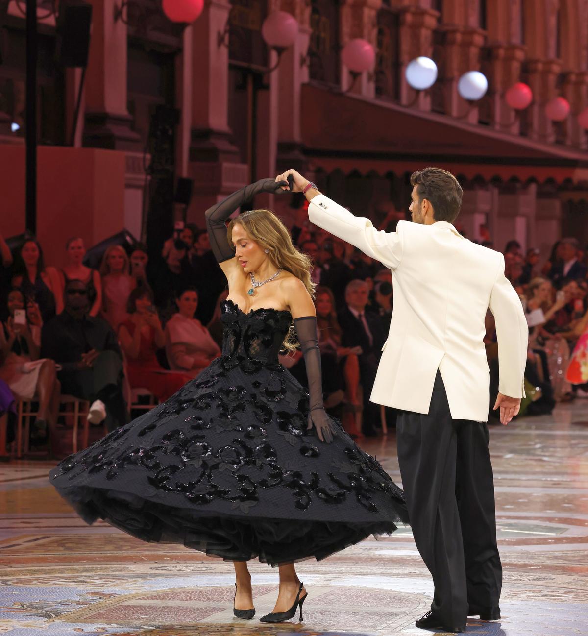 Apariție răvășitoare: a defilat la Vogue World, într-o rochie Gucci, sub privirile campionilor lui Chivu » „Regină”