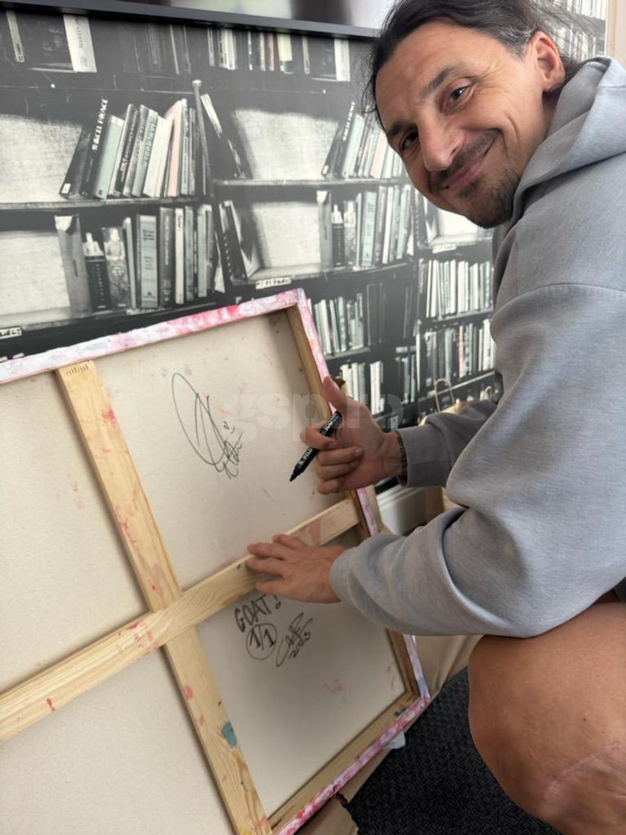 Zlatan Ibrahimovici a semnat un tablou cu o pictură a sa, oferit copiilor de la Hammarby, grupa lui Mikael Coman, spre a obține fonduri pentru Academie: 50.000 euro la o licitație. Foto: arhiva personală Dragoș Coman Poveștile puștilor români care învață fotbal în academiile suedeze: „Altă planetă” + Unul e decar la clubul la care Ibrahimovici e acționar. Nordicii vor să-l „fure” pe „Rodri de România”