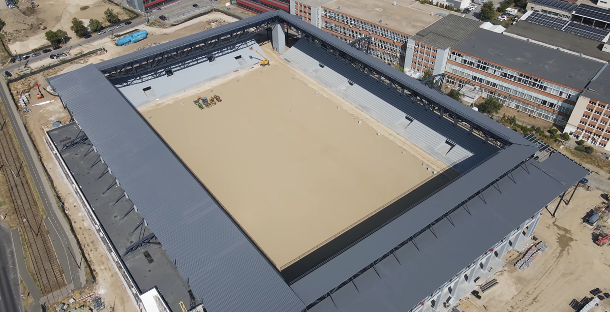 S-a montat gazonul pe cea mai nouă arenă din România: se apropie inaugurarea!