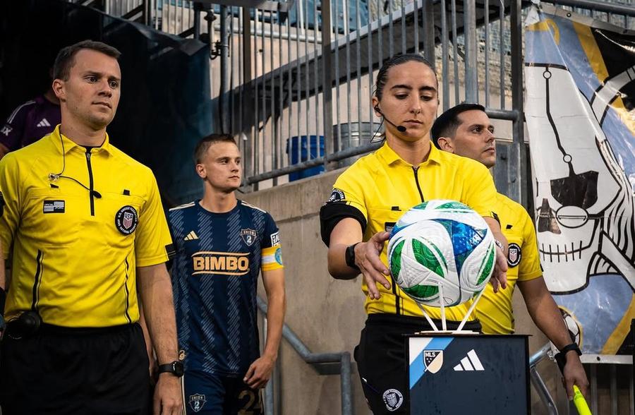 Gest șocant! Nu mai voia să-i dea drumul arbitrei, apoi i-a adresat o replică sexistă » Antrenorul a fost demis