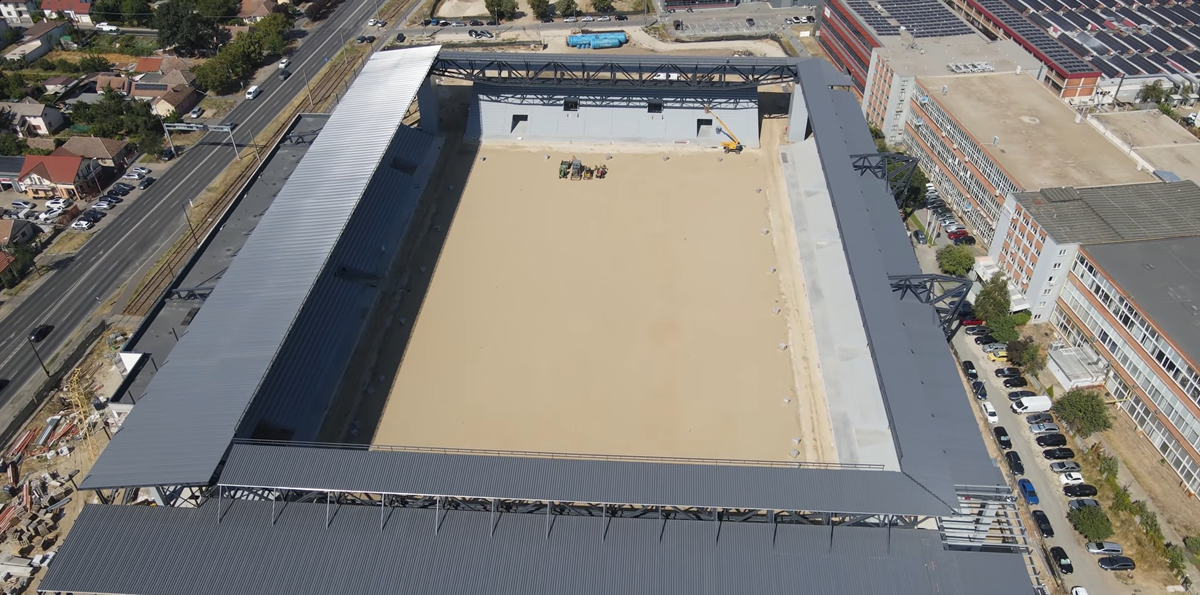 S-a montat gazonul pe cea mai nouă arenă din România: se apropie inaugurarea!
