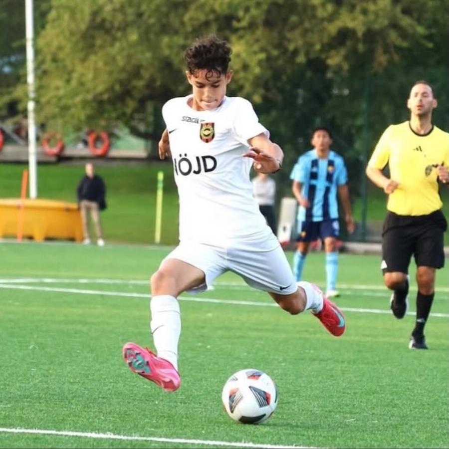 Isak Bozian joacă în Academia Brommapojkarna încă din 2017 Poveștile puștilor români care învață fotbal în academiile suedeze: „Altă planetă” + Unul e decar la clubul la care Ibrahimovici e acționar. Nordicii vor să-l „fure” pe „Rodri de România”