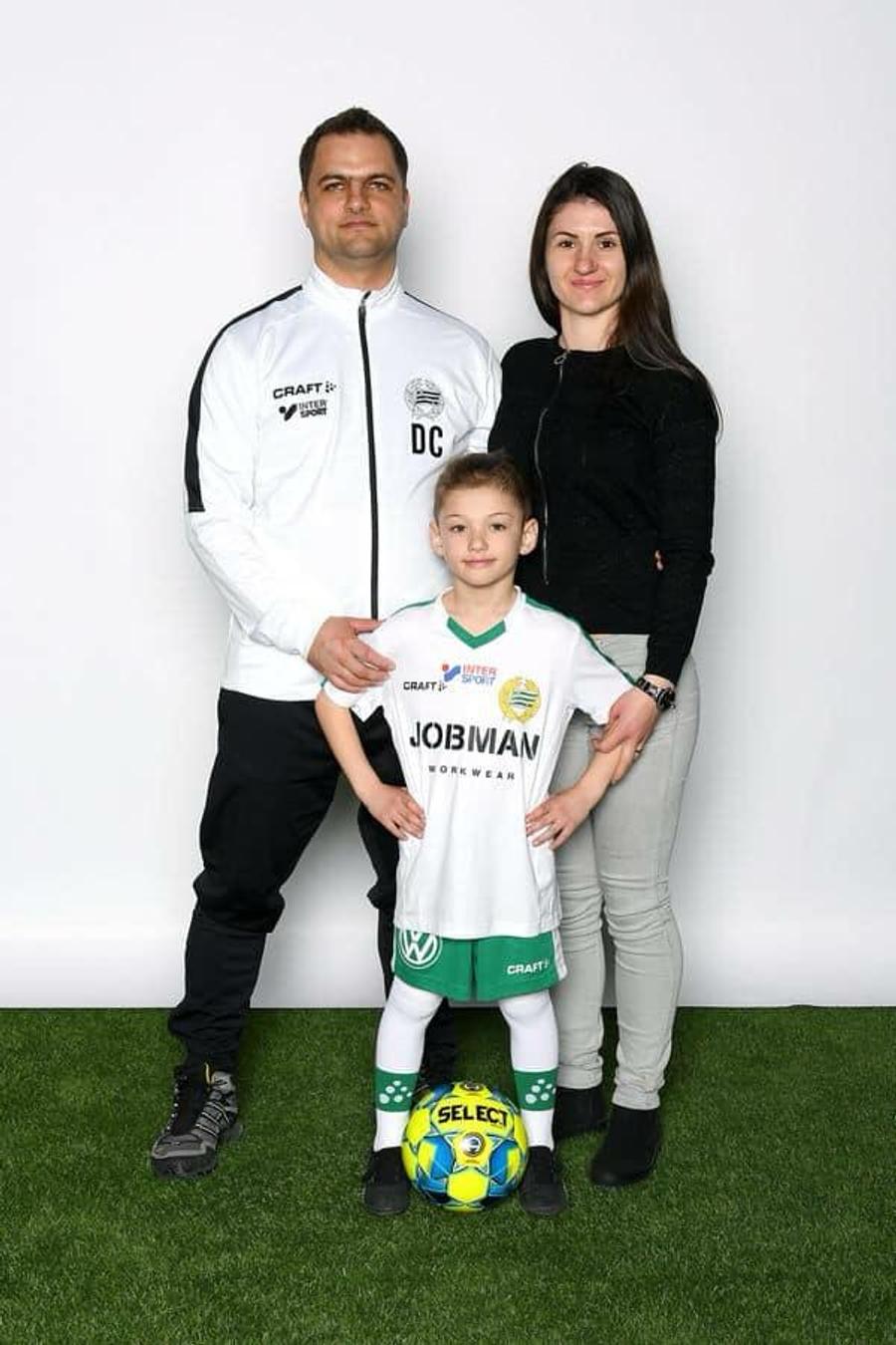 Mikael Coman alături de părinții săi, Dragoș și Andreea: puștiul s-a născut în Suedia Poveștile puștilor români care învață fotbal în academiile suedeze: „Altă planetă” + Unul e decar la clubul la care Ibrahimovici e acționar. Nordicii vor să-l „fure” pe „Rodri de România”