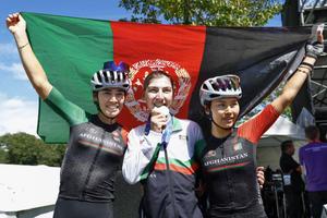 Istorie pentru Afganistan! O ciclistă, care s-a deghizat în femeie pentru a practica sportul, a cucerit argintul la Jocurile Asiatice