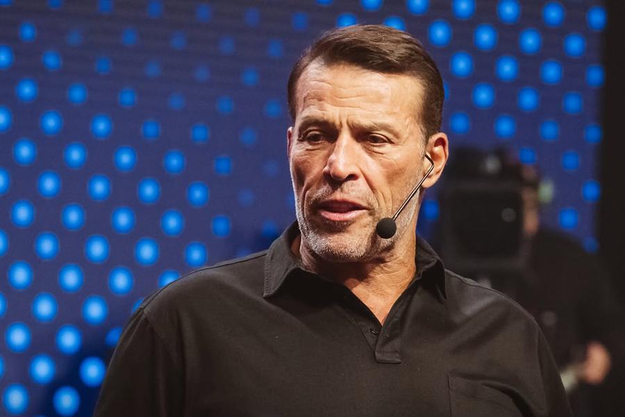 Tony Robbins este un celebru life coach american, care a lucrat cu Bill Clinton, Andre Agassi sau Serena Williams FOTO: Instagram Ce bărbat a devenit Laurențiu Reghecampf?