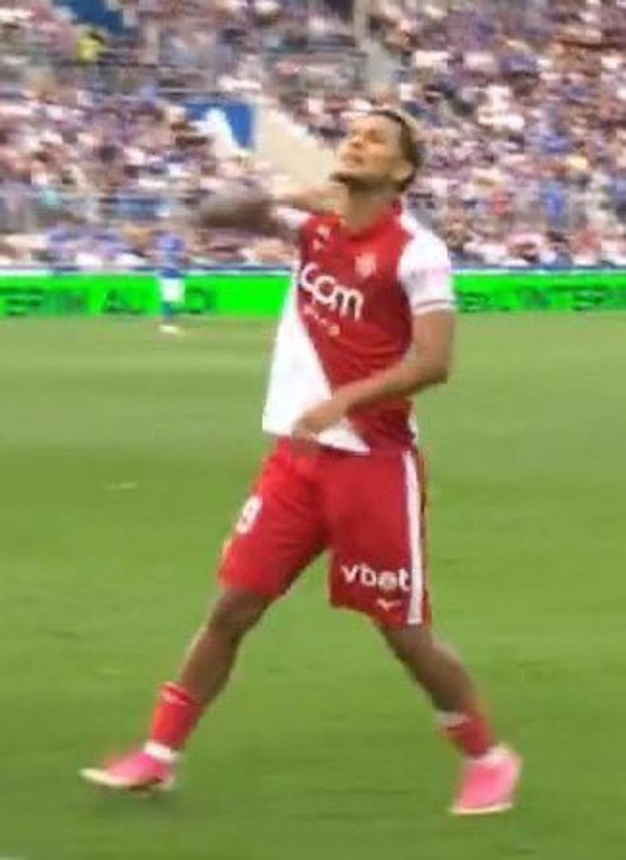 Paris Brunner (20 de ani) a fost suspendat pentru două meciuri din cauza celebrării controversate din etapa a patra a Ligue 1 // foto: X Starul echipei a fost suspendat! Își „amenințase” adversarii că le taie capul