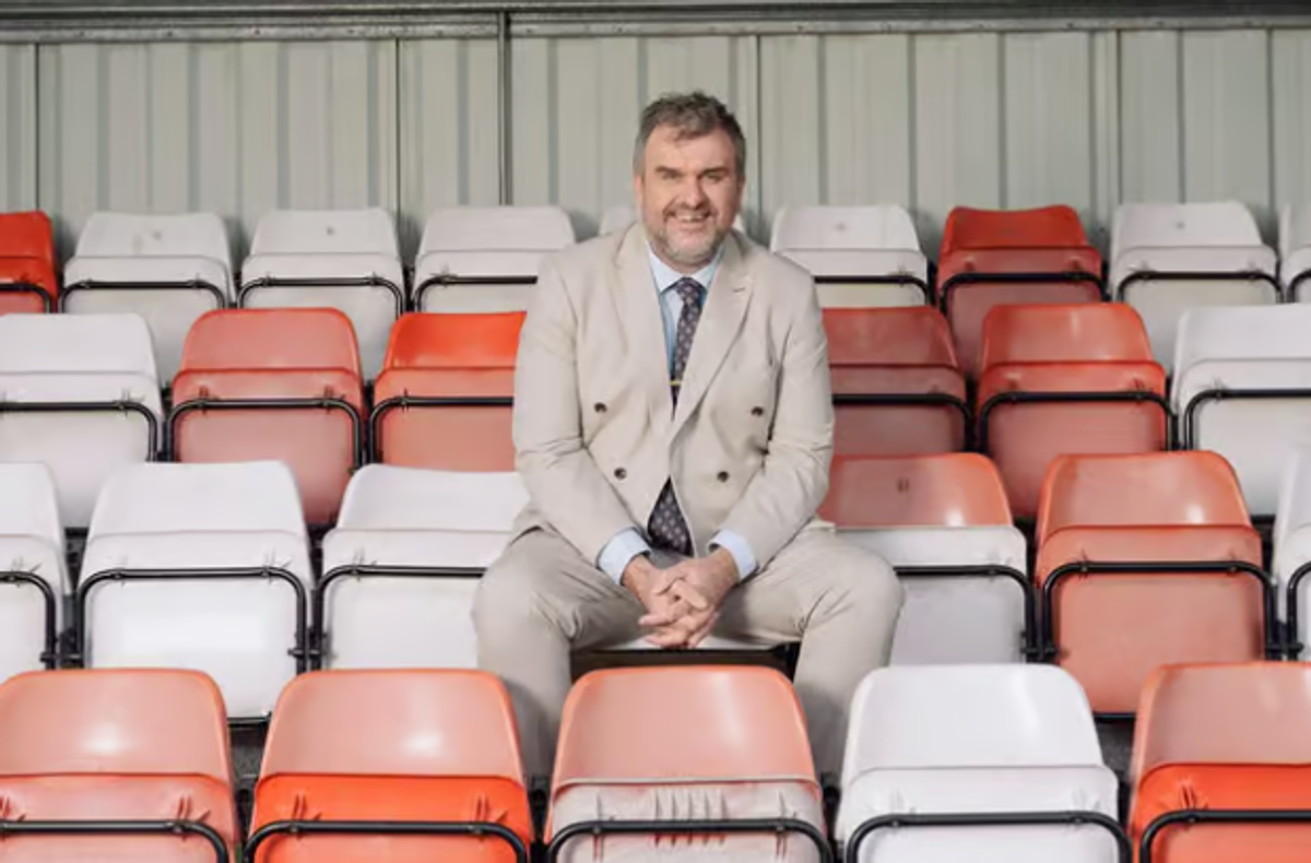 Celebrul rocker  Jon McClure a preluat clubul Sheffield FC, cel mai vechi din lume