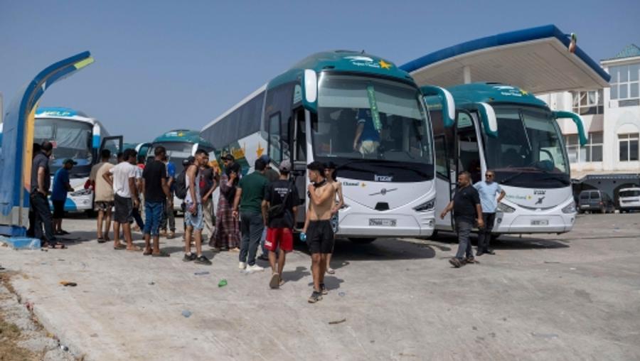 Autocarele cu care jucătorii și stafful lui Valladolid se întorceau din Ceuta s-au oprit din cauza puștiului disperat să ajungă în Spania Sfâșietor: s-a agățat de autocarul echipei, încercând să emigreze în Spania