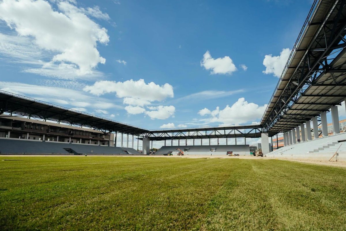 S-a montat gazonul pe cea mai nouă arenă din România: se apropie inaugurarea!