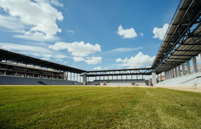 S-a montat gazonul pe cea mai nouă arenă din România: se apropie inaugurarea!