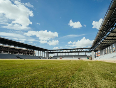 S-a montat gazonul pe cea mai nouă arenă din România: se apropie inaugurarea!