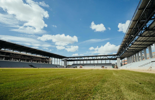 S-a montat gazonul pe cea mai nouă arenă din România: se apropie inaugurarea!