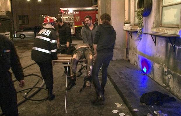 EXCLUSIV LIBERTATEA // VIDEO Filmările secrete făcute la Colectiv de pompieri și ascunse până azi publicului, Guvernului și procurorilor! ”Nu le-au luat nici măcar pulsul!”