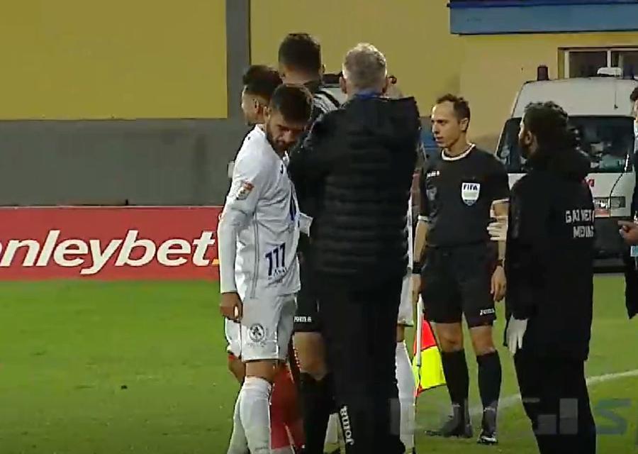 Momentul în care Horșia părăsește terenul și trece pe lângă Jorge Costa, iar antrenorul îl ignoră complet. Captură: Digi Sport Un jucător de la FCSB, umilit de antrenor! Schimbat după nici 30 de minute