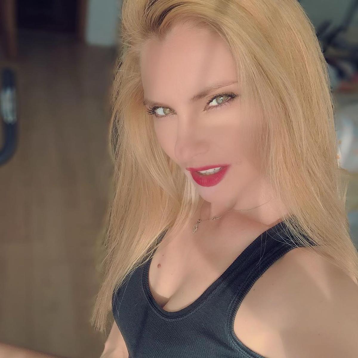 FOTO Cea mai sexy asistentă medicală? Fotbaliștii unei echipe din România, tratați de un fost manechin