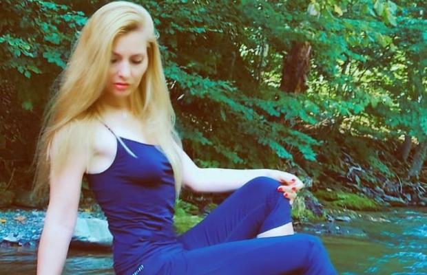 FOTO Cea mai sexy asistentă medicală? Fotbaliștii unei echipe din România, tratați de un fost manechin