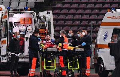 Momente de panică la Dinamo - Rapid » Răuță, urcat cu mască de oxigen în ambulanță: „I-au făcut test Covid-19 în Ambulanță”
