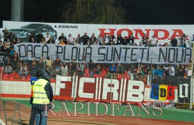„Dacă plouă sunteți nouă. Și ăia împărțiți în două” » Dinamo - Rapid, cele mai tari mesaje dintre galerii