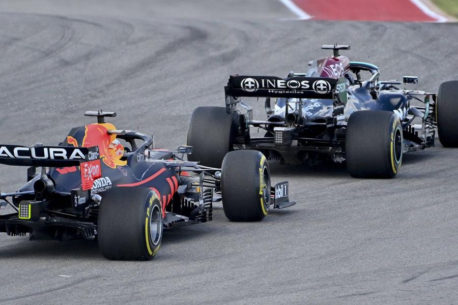 Lewis Hamilton îl depășește pe Max Verstappen la Austin // foto: Imago Images Moment tensionat la Austin » Verstappen a cedat nervos și l-a jignit pe Hamilton: „Idiot prost!”
