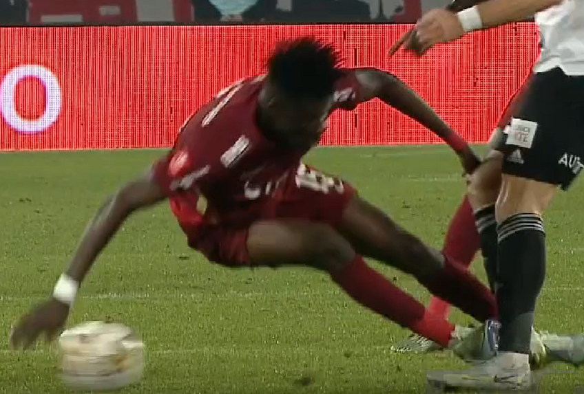 U Cluj - CFR Cluj 1-2 | La 2-0 pentru campioana României, Emmanuel Yeboah (19 ani), atacantul „feroviarilor”, a fost iertat de un „roșu” evident.
