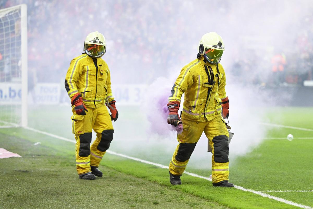 Standard - Anderlecht, suspendat în minutul 63 » Denis Drăguș, în mijlocul incidentelor: i-a provocat pe ultrași!