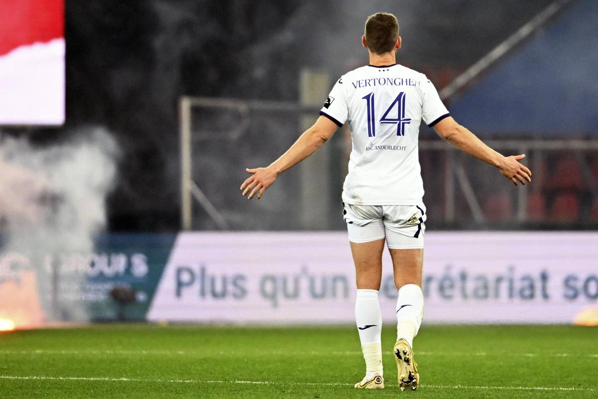 Standard - Anderlecht, suspendat în minutul 63 » Denis Drăguș, în mijlocul incidentelor: i-a provocat pe ultrași!