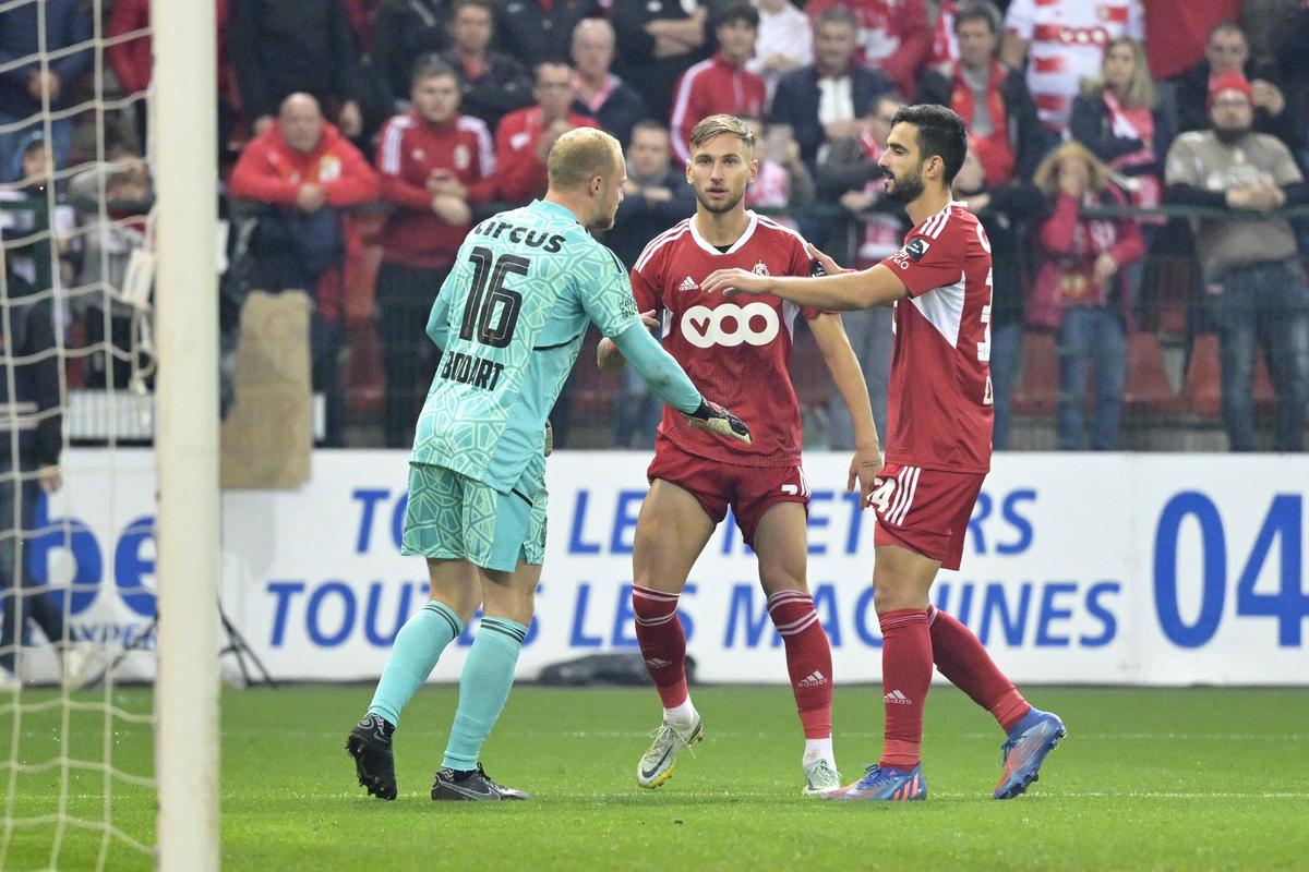 Standard - Anderlecht, suspendat în minutul 63 » Denis Drăguș, în mijlocul incidentelor: i-a provocat pe ultrași!