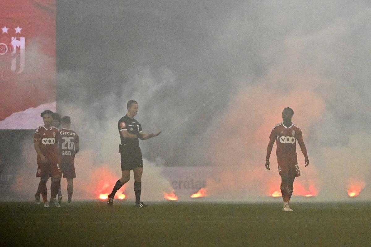 Derby abandonat! Haos la meciul următoarei adversare a FCSB-ului în Europa » Filmul incidentelor: Drăguș, pus pe scandal