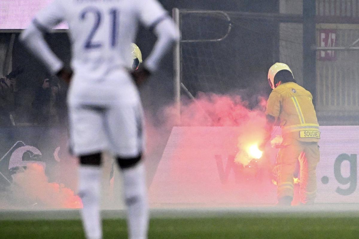 Standard - Anderlecht, suspendat în minutul 63 » Denis Drăguș, în mijlocul incidentelor: i-a provocat pe ultrași!