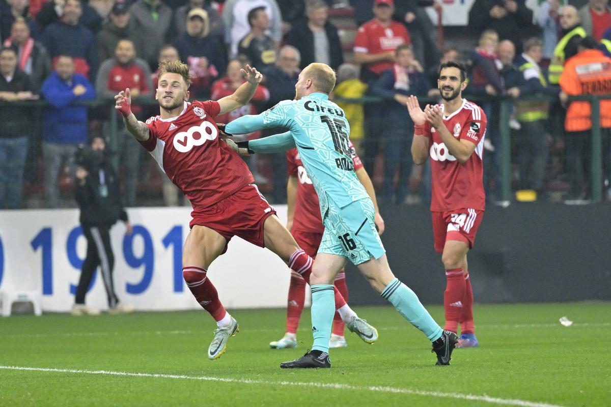 Standard - Anderlecht, suspendat în minutul 63 » Denis Drăguș, în mijlocul incidentelor: i-a provocat pe ultrași!