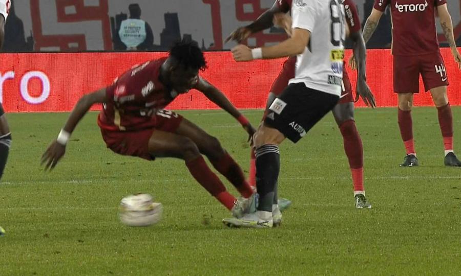 Scandalos! Faza la care Radu Petrescu și arbitrii din camera VAR chiar n-au nicio scuză: „I-am arătat piciorul cu sânge și el mă ia cu «Ce vrei, mă?»”