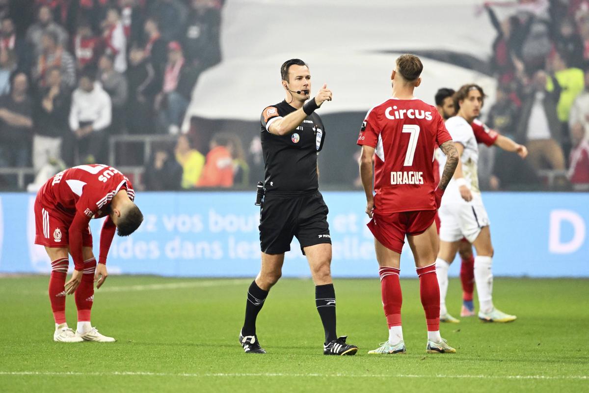 Derby abandonat! Haos la meciul următoarei adversare a FCSB-ului în Europa » Filmul incidentelor: Drăguș, pus pe scandal