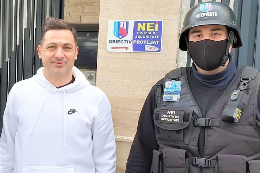 Fostul selecționer Mirel Rădoi a promovat în trecut firma NEI. Respectiva companie asigură securitatea domiciulului său / Sursă foto: Facebook
