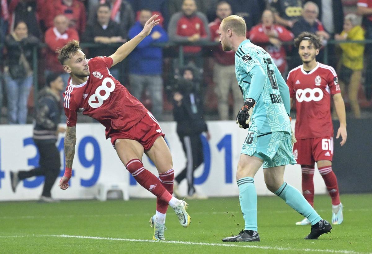 Standard - Anderlecht, suspendat în minutul 63 » Denis Drăguș, în mijlocul incidentelor: i-a provocat pe ultrași!