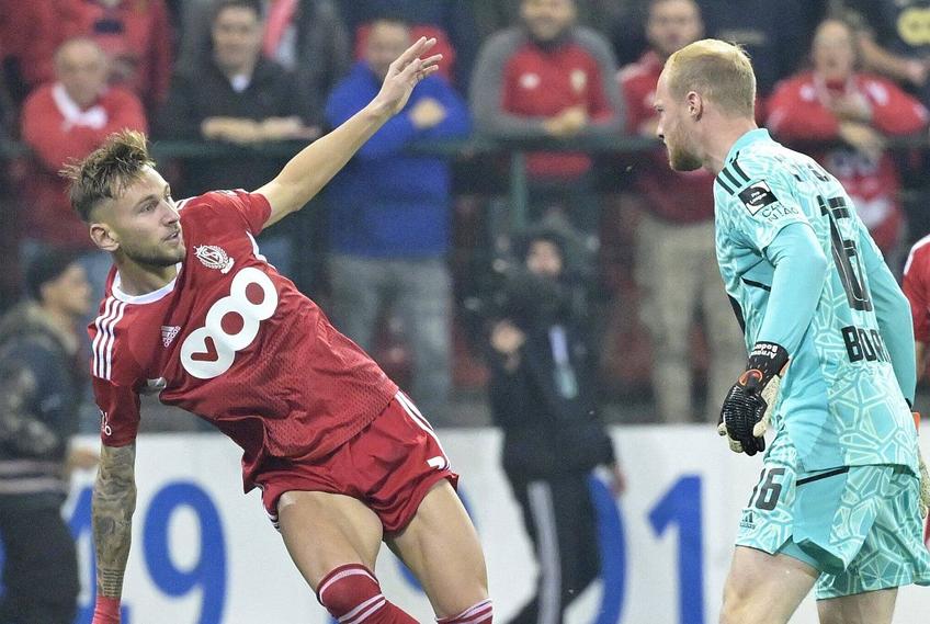 Standard Liege - Anderlecht, derby-ul Belgiei, a fost întrerupt definitiv în minutul 63, din cauza torțelor aruncate pe teren de ultrașii oaspeților. Standard Liege, cu Denis Drăguș (23 de ani, atacant) titular, era în avantaj atunci, 3-1