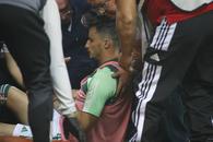 Amețeli, greață, comoție labirintică! Jucătorul lovit de o petardă în derby-ul din Grecia a petrecut noaptea la spital