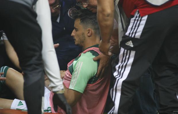 Amețeli, greață, comoție labirintică! Jucătorul lovit de o petardă în derby-ul din Grecia a petrecut noaptea la spital