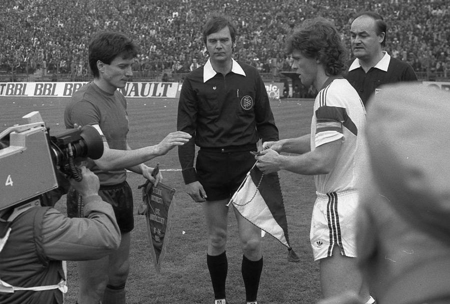 Căpitanul Stelei, Tudorel Stoica (stânga), a fost marele absent al roș-albaștrilor în finala Cupei Campionilor Europeni de la Sevilla, 1986, fiind suspendat pentru un cartonaș încasat la returul cu Anderlecht Gabi Balint a deschis ușa casei, la Sângeorz-Băi » Spumos la 40 de ani de la Sevilla: „În timp ce mergeam să bat penalty-ul, îl înjuram în gând pe Lăcătuș”