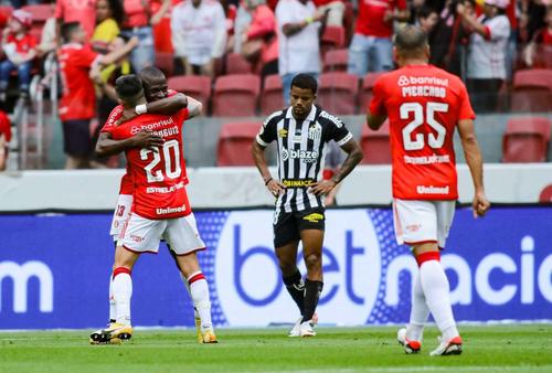 Santos, clubul care i-a dat fotbalului pe marele Pele și pe Neymar, a suferit duminică seară cea mai drastică înfrângere din istorie, 1-7 pe terenul lui Internacional.
